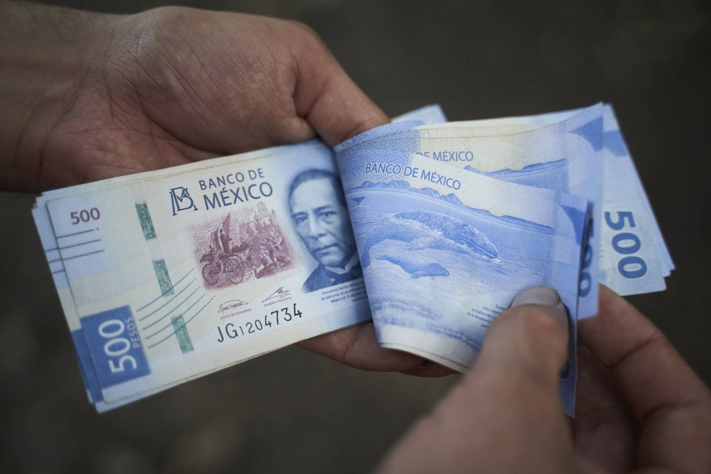 Durante la jornada nocturna, el peso mexicano registró un nivel máximo de $17,7405 y un mínimo de $17,7769 por unidad, de acuerdo con datos de Bloomberg.