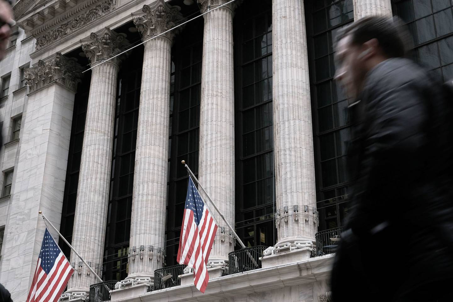 Varias personas pasan por delante de la Bolsa de Nueva York (NYSE) el 16 de marzo de 2023 en Nueva York. Foto de Spencer Platt/Getty Images