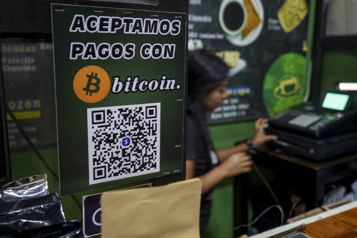 Según una encuesta de la Universidad de El Salvador, el 3,5% de los salvadoreños utiliza bitcoin para sus pagos, aunque no de manera intensiva. Foto: Camilo Freedman/Bloombergdfd