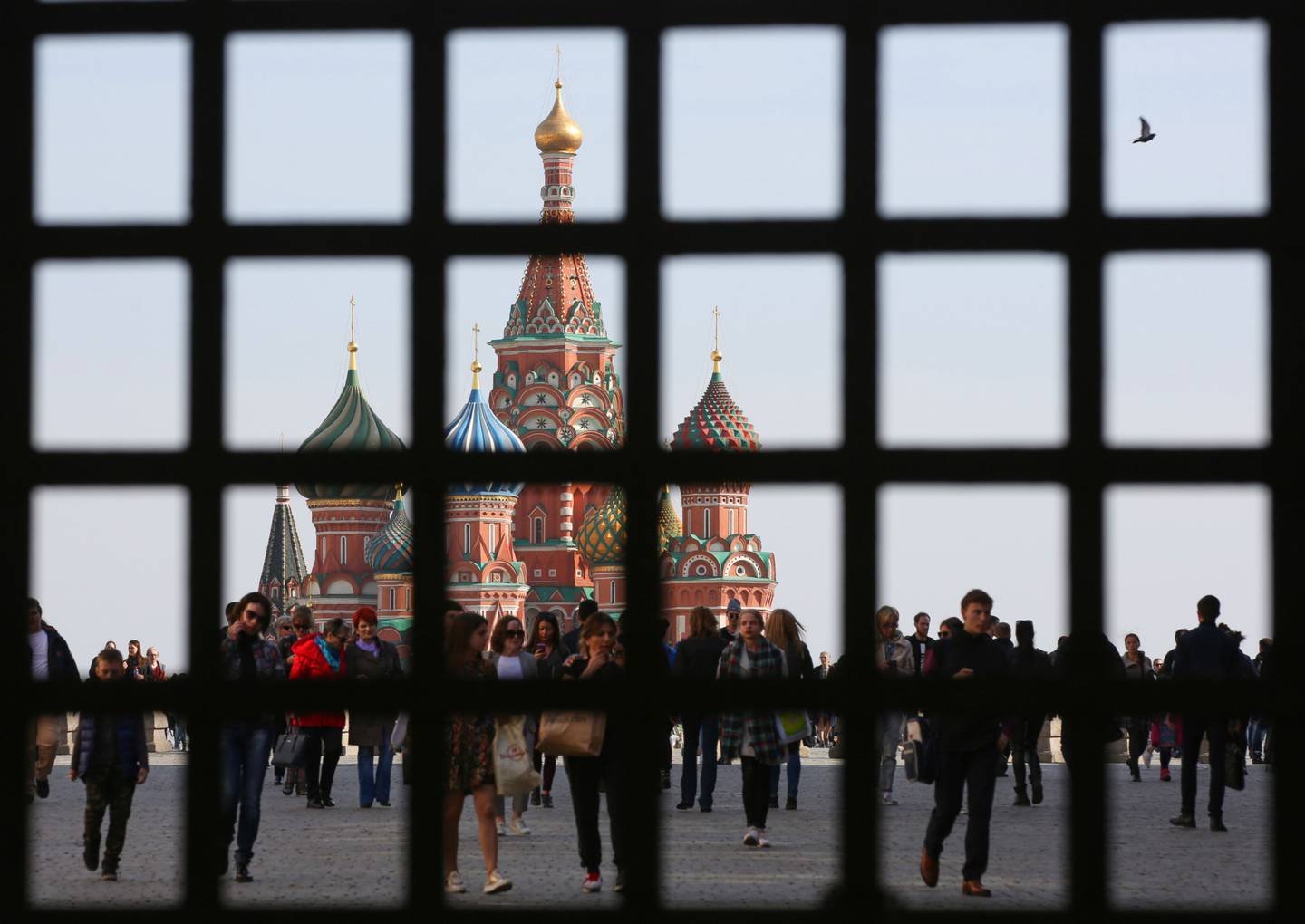 Visitantes caminan por la Plaza Roja cerca de la catedral de San Basilio en Moscú, Rusia, el martes 10 de abril de 2018. Fotógrafo: Andrey Rudakov/Bloomberg
