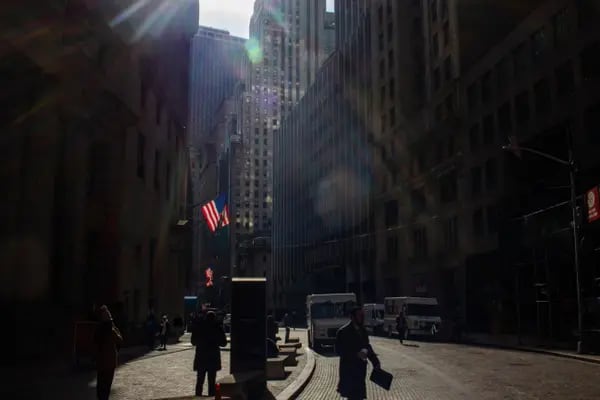 Peatones caminan cerca de la Bolsa de Nueva York (NYSE) en Nueva York, EE.UU., el viernes 27 de enero de 2023.