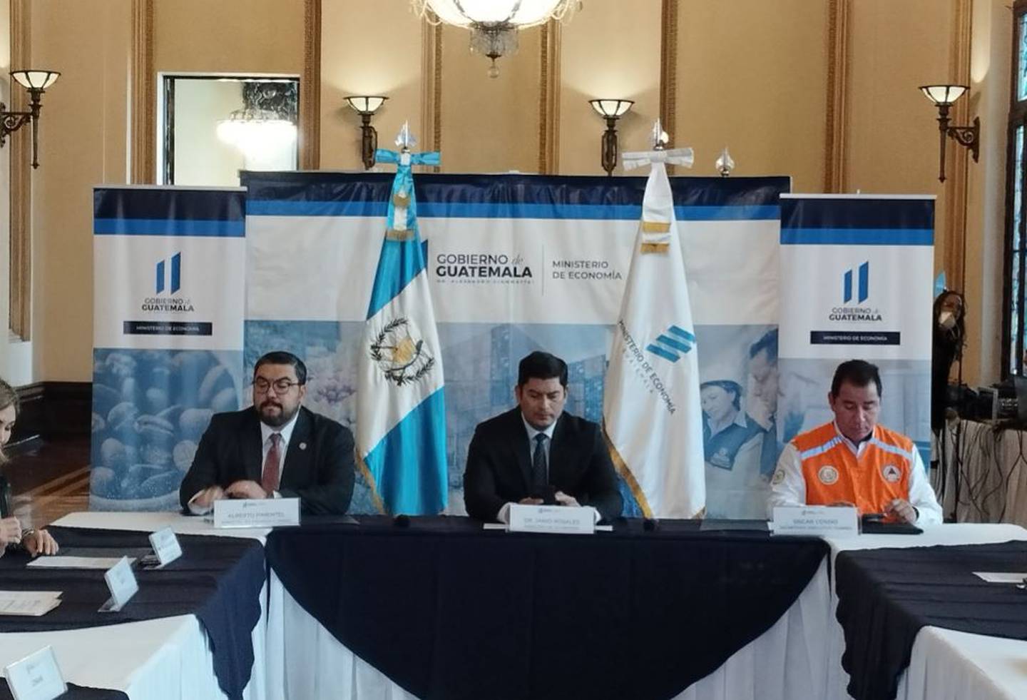 Autoridades del Ministerio de Economía, Energía y Minas y Conred firman acuerdo para fortalecer la vigilancia de varios productos.dfd