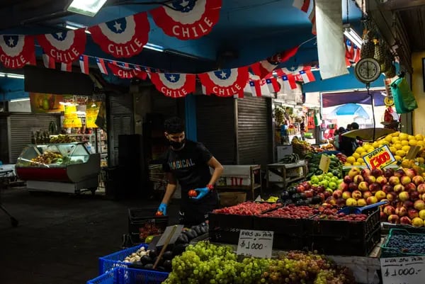 Un trabajador en el mercado central de frutas y verduras de La Vega, en Santiago de Chile.