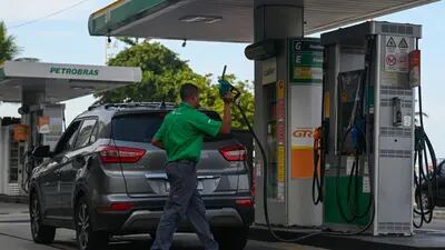 Un trabajador reposta un vehículo en una estación de servicio de Petroleo Brasileiro SA (Petrobras) en Río de Janeiro, Brasil, el viernes 8 de abril de 2022.