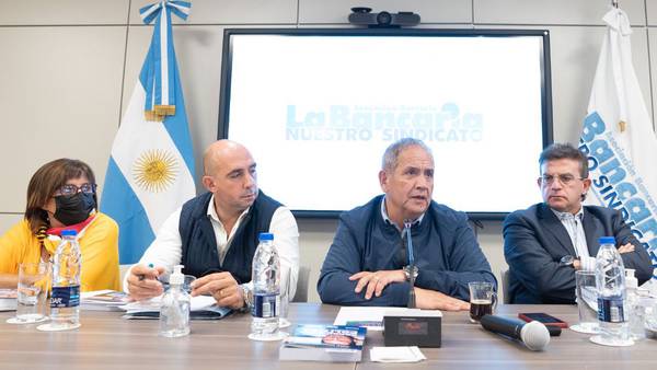 Inflación en Argentina: bancarios cierran paritaria del 94,1% anual dfd