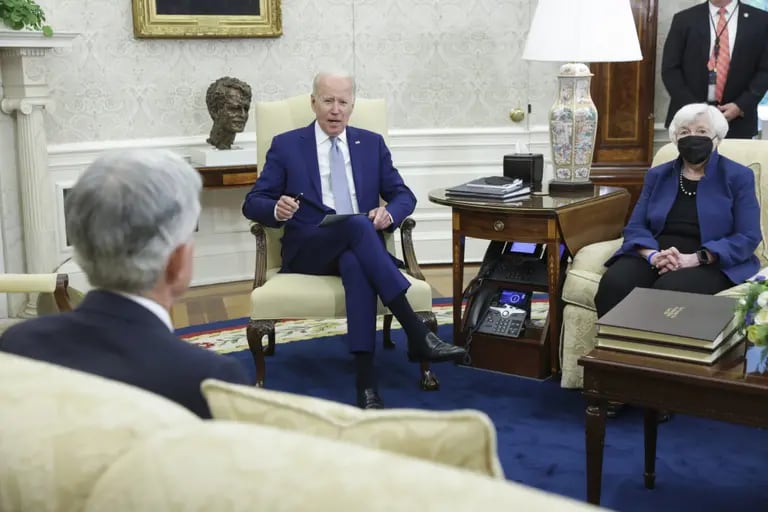 El presidente de EE.UU., Joe Biden, se reúne con Jerome Powell, presidente de la Reserva Federal de EE.UU., y con Janet Yellen, secretaria del Tesoro de EE.UU., en el Despacho Oval de la Casa Blanca en Washington, D.C., Estados Unidos dfd