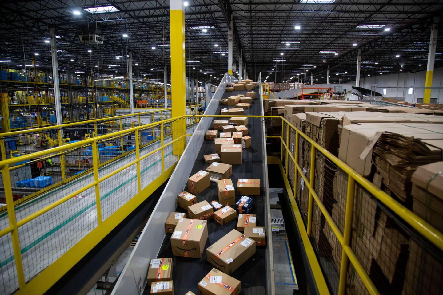 Los paquetes se mueven a lo largo de una cinta transportadora en un centro de cumplimiento de Amazon en el Cyber Monday en Robbinsville, Nueva Jersey, EE.UU., el lunes 29 de noviembre de 2021.