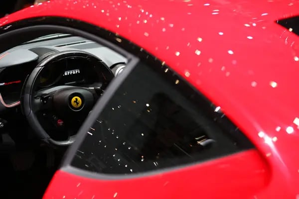 Ferrari ha tardado en adoptar las baterías y planea presentar su primer vehículo totalmente eléctrico en 2025, dijo el presidente John Elkann a principios de este año.