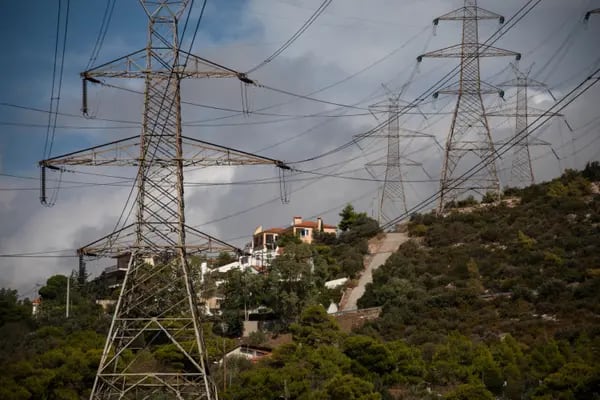 Torres de transmisión de electricidad cerca de viviendas en el barrio de Gerakas, al noreste de Atenas, Grecia, el martes 12 de octubre de 2021.