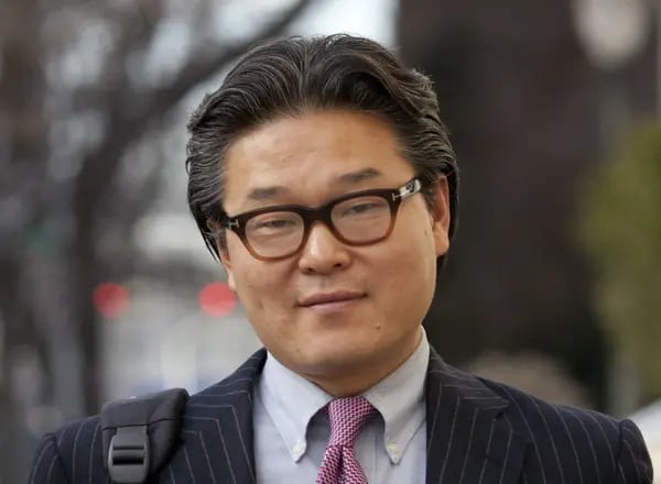 El exadministrador de fondos de cobertura de Tiger Asia, Bill Hwang, sale del juzgado federal de Newark, Nueva Jersey, el miércoles 12 de diciembre de 2012, tras declararse culpable de fraude electrónico en nombre de la empresa.