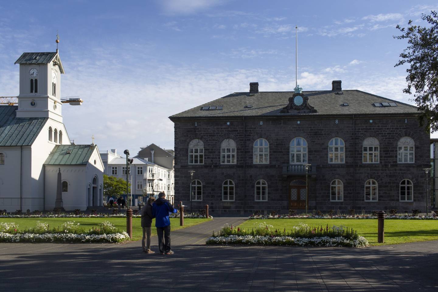 Turistas frente al parlamento islandés, el Althingi, a la derecha, y el Domkrikjan, la catedral de Reikiavik, en Reikiavik, Islandia, el domingo 19 de julio de 2020.