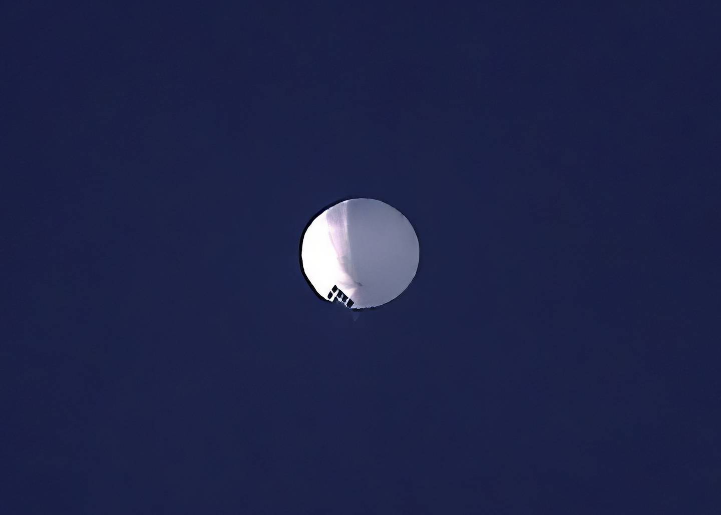 Un globo de gran altitud flota sobre Billings, Montana, el miércoles 1 de febrero de 2023. Estados Unidos está rastreando un presunto globo de vigilancia chino que ha sido visto sobre el espacio aéreo de EE.UU. durante un par de días. El Pentágono no confirmó que el globo de la foto fuera el globo de vigilancia. (Larry Mayer/The Billings Gazette vía AP)