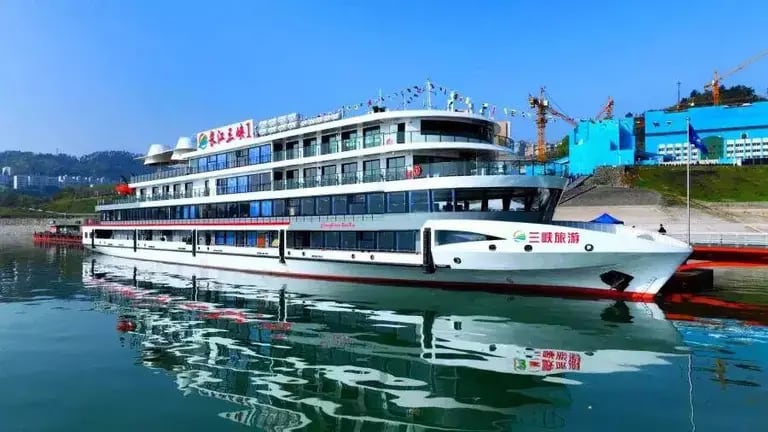 Yangtze River Three Gorges 1, the world's largest e-cruise ship.dfd