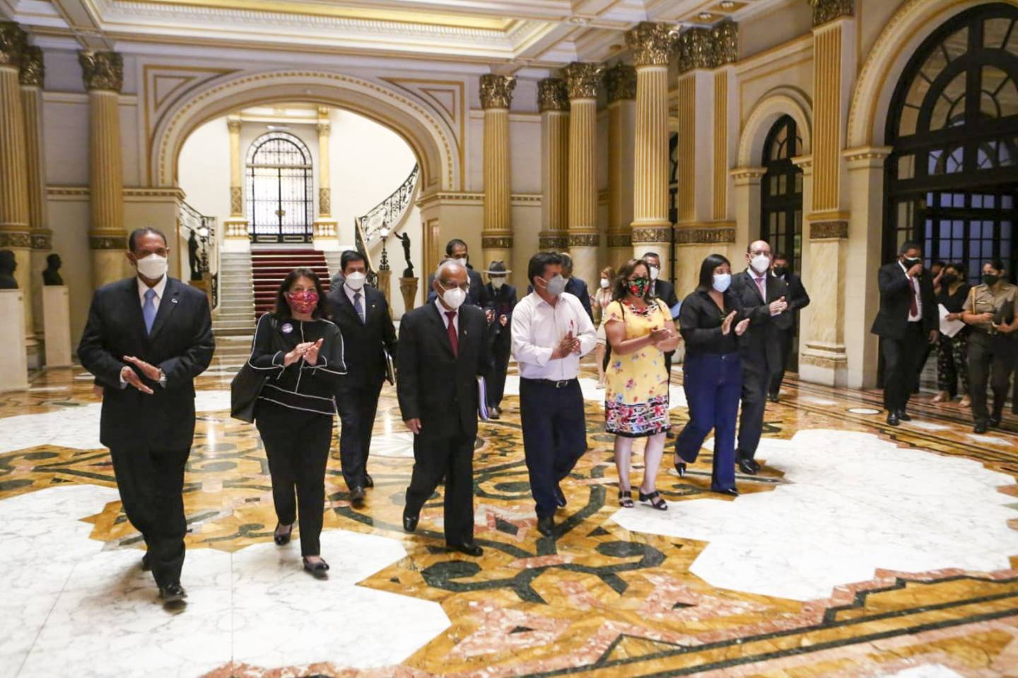 El gabinete ministerial liderado por Aníbal Torres, cuarto presidente del Consejo de Ministros en lo que va del gobierno de Pedro Castillo en Perú, se dirige al Congreso de la República en Lima, la capital peruana.dfd