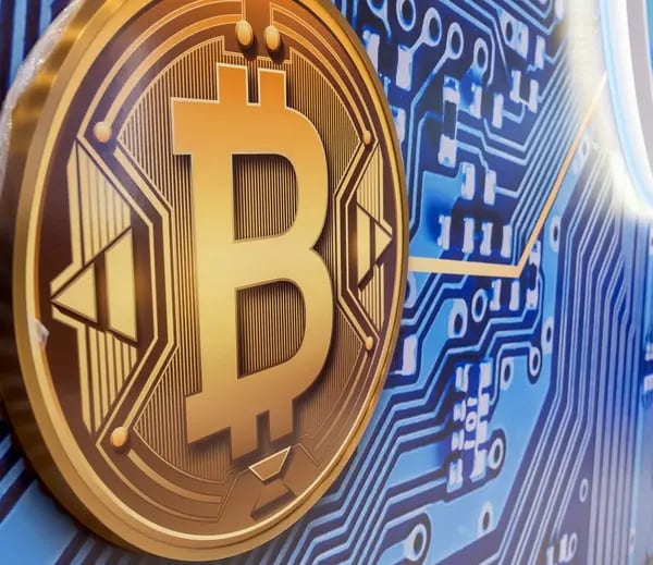 El bitcoin cae tras su mayor racha de ganancias mensuales desde 2021