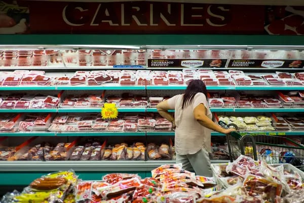 Un cliente compra carne en un supermercado en Sao Paulo, Brasil, el viernes 17 de marzo de 2017.