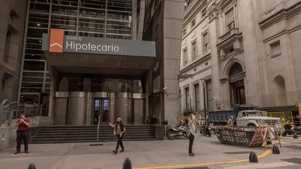 Argentines Pulled $1 Billion From Bank Accounts in April Rushdfd