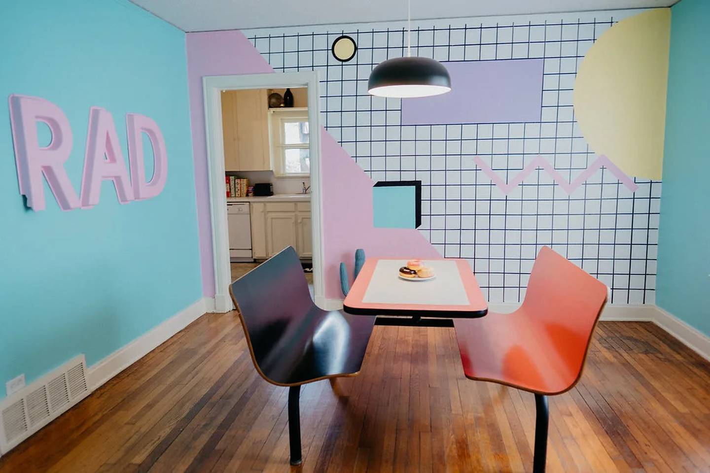 Los muebles vintage y una atrevida mezcla de colores pastel impregnan este lugar con una sensación de diversión nostálgica. (Airbnb)dfd