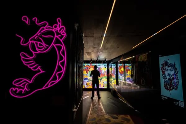 Un visitante observa la obra de arte titulada "Hold Onto Your Bitcoin", de Gustav Szabo, también conocido como Szabotage, en la Feria de Arte Digital de Asia, que muestra arte digital y NFT, en Hong Kong, China, el domingo 3 de octubre de 2021.