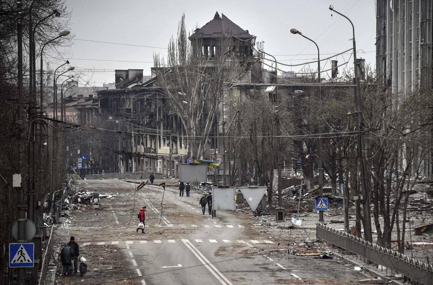 La gente camina por una avenida de Mariupol el 12 de abril de 2022. dfd