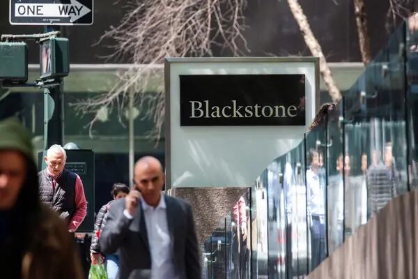 Peatones alrededro de un letrero de Blackstone