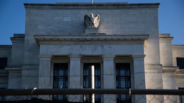 Funcionarios de la Fed dicen que aún falta trabajo por hacer para reducir la inflacióndfd
