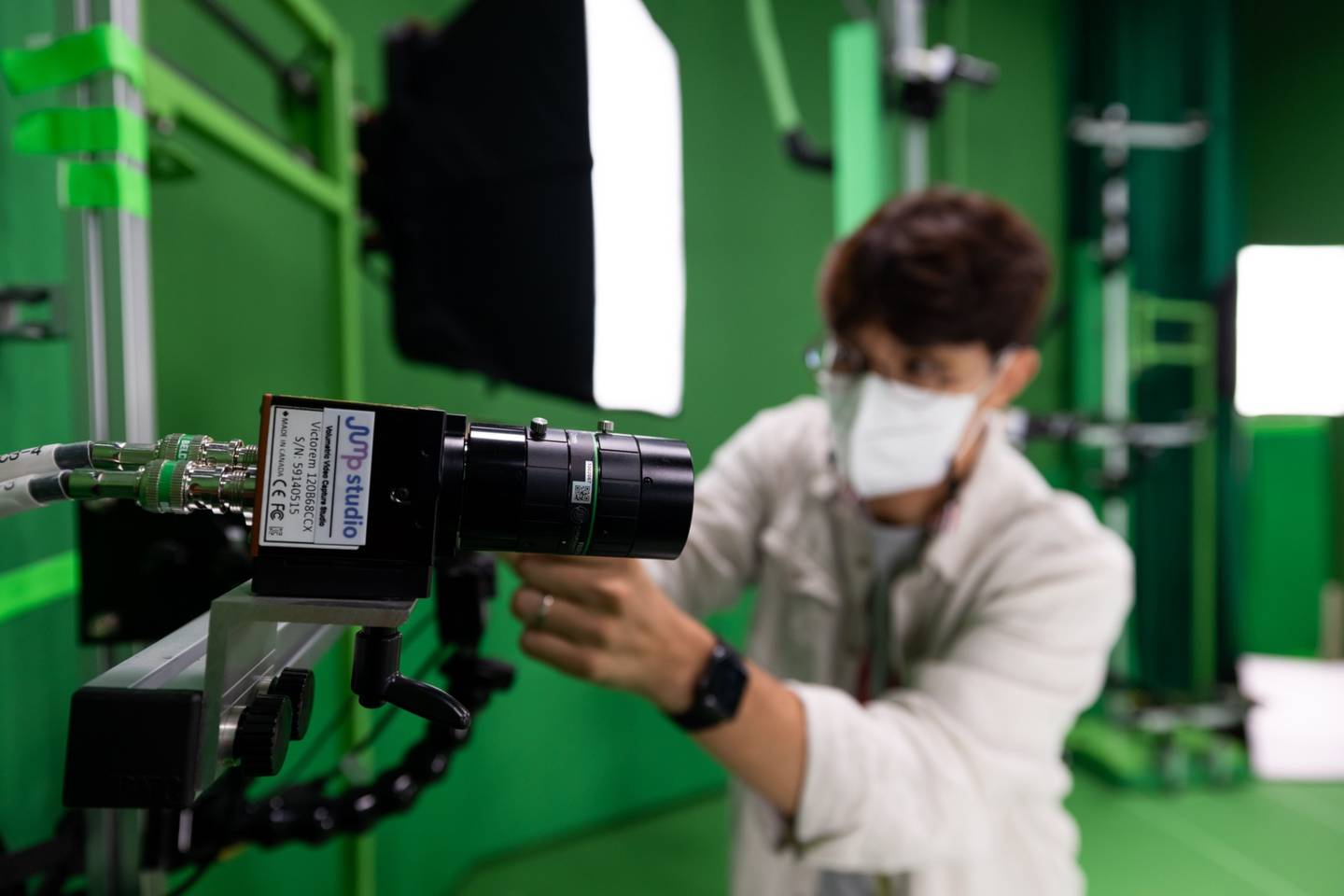 Funcionário de empresa sul-coreana testa câmera de realidade virtual que funciona em plataforma de 5Gdfd
