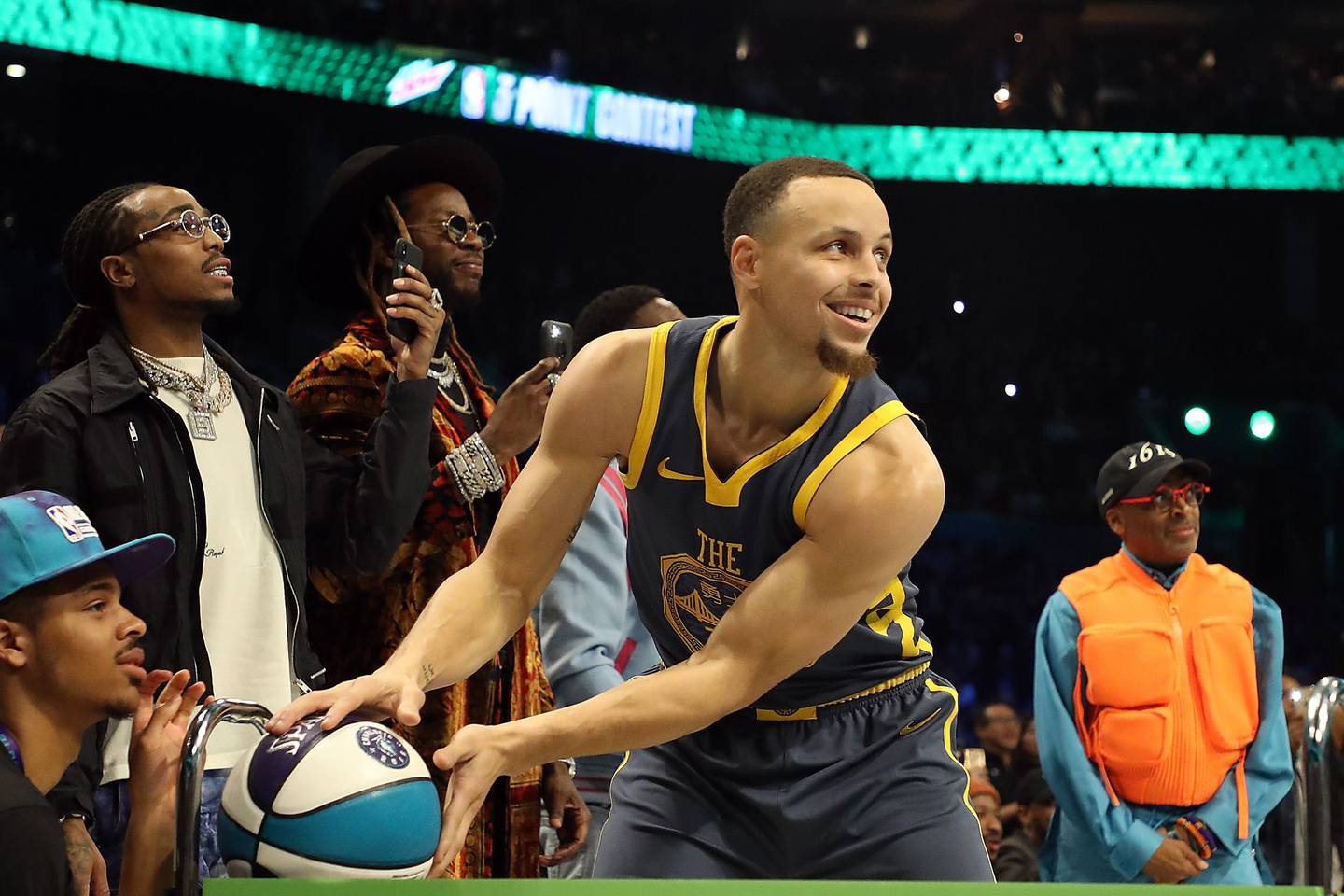 Curry #30 de los Golden State Warriors se prepara para lanzar durante el Concurso de 3 puntos MTN DEW como parte del Fin de Semana de las Estrellas de la NBA 2019 en el Spectrum Center, el 16 de febrero de 2019 en Charlotte, Carolina del Norte.