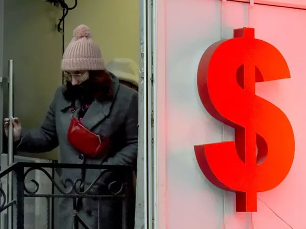 Una mujer sale de una oficina de cambio de divisas, en San Petersburgo, Rusia.