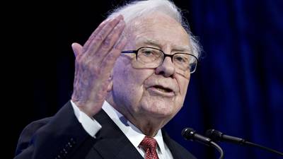 ‘Cash’ é como oxigênio, diz Warren Buffett na reunião anual da Berskshire Hathawaydfd