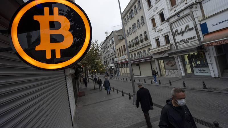 “Hodlers” de bitcoin dan a los alcistas maltrechos un salvavidas para aguantar