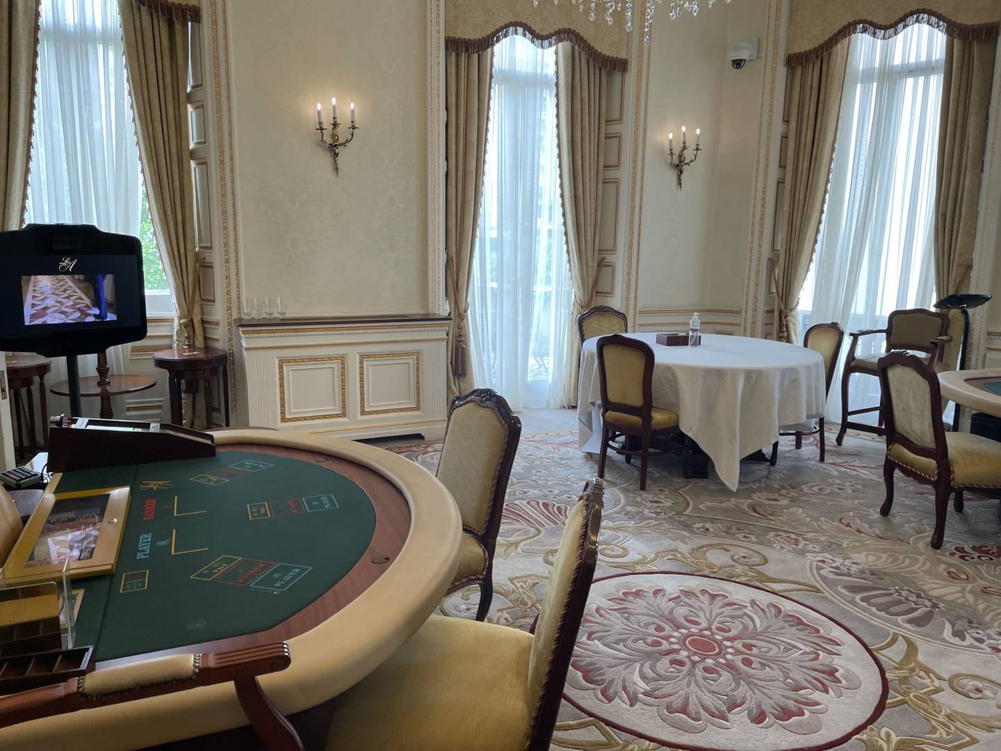 Una cámara (arriba a la derecha) en una de las salas de juego privadas del casino puede detectar quién acaba de entrar. Fotografía: Parmy Olson/Bloomberg