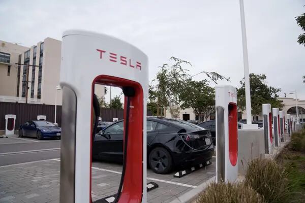 Tesla demite equipe do Supercharger e coloca em dúvida expansão de carregadoresdfd
