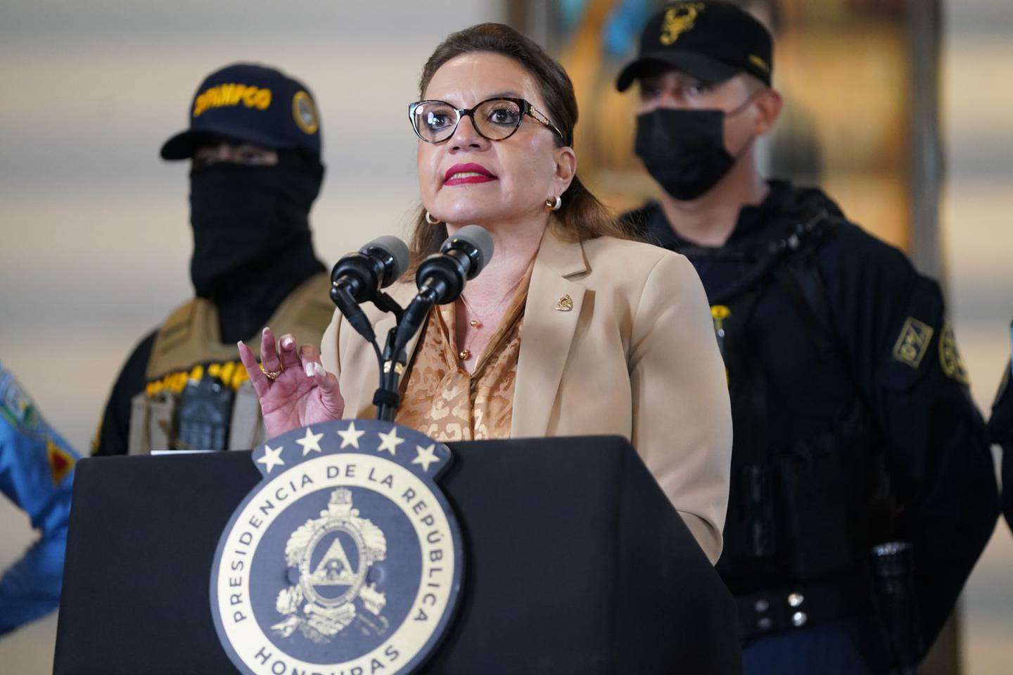 La presidenta Xiomara Castro al anunciar el plan de seguridad nacional con el que el país centroamericano le "declara la guerra" a los grupos criminales que practican la extorsión, la corrupción y el narcotráfico.