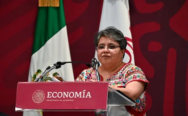 Raquel Buenrostro, titular de la Secretaría de Economía, durante un evento público en la sede de la dependencia ubicada en la Ciudad de México (Foto: Daniel Hernández)