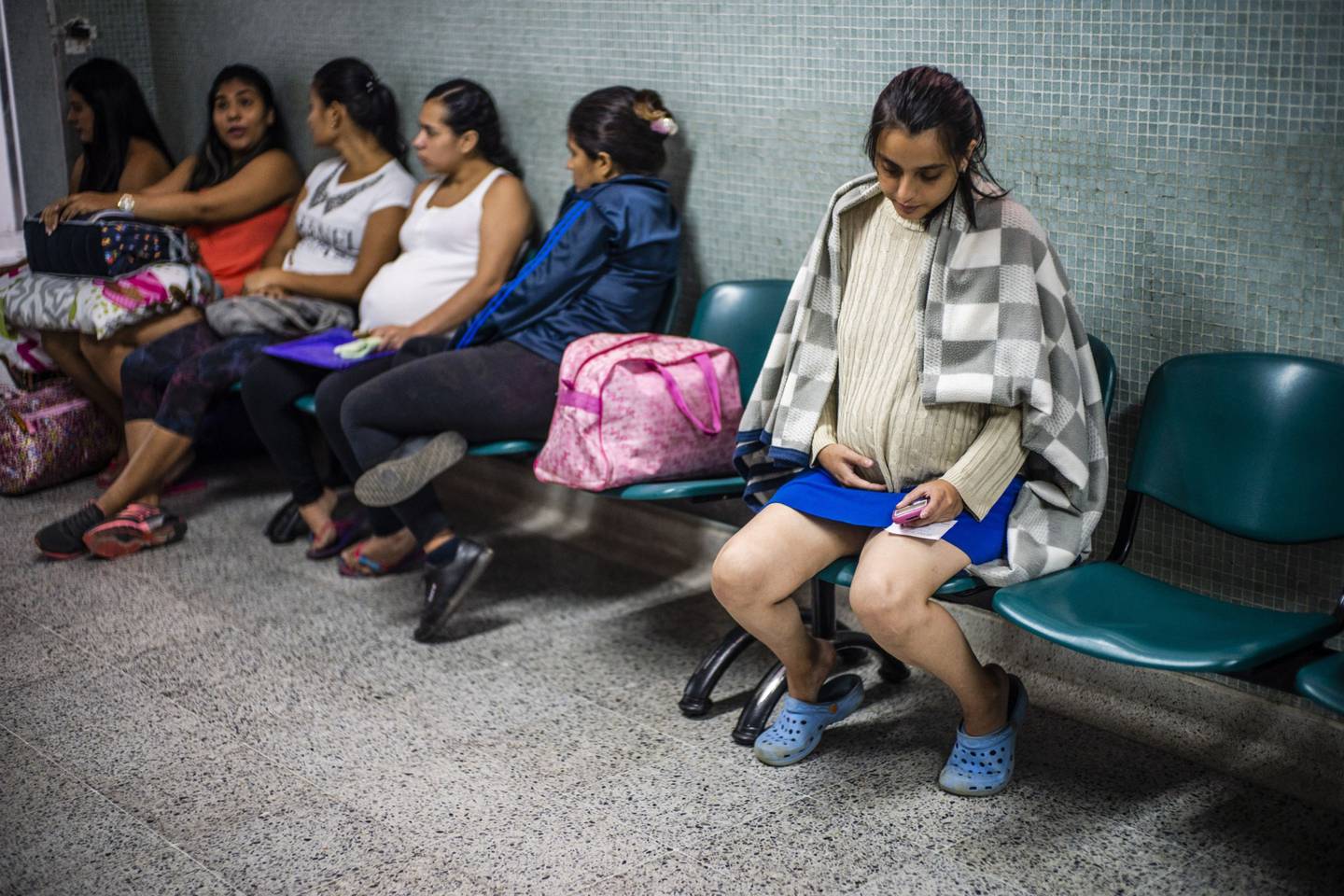 Una mujer venezolana embarazada se sienta dentro del hospital Erasmo Meoz en Cúcuta, Colombia, el martes 26 de marzo de 2019.
