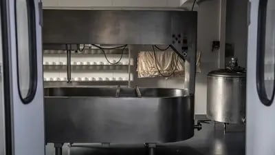 Una sala de producción de queso curado i Fotógrafo: Ángel García/Bloomberg
