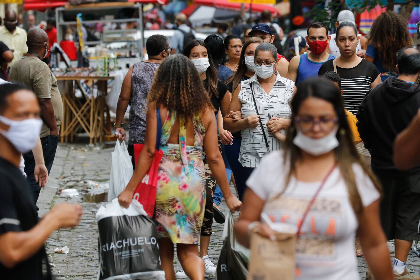 Movimiento de personas en el centro de la ciudad en el primer día de la flexibilización del uso de mascarillas al aire libre en el estado de Río de Janeiro.