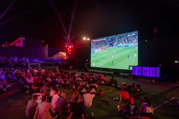 Aficionados observan el partido de la Copa Mundial de la FIFA 2022 entre Irán y Estados Unidos en el BudX FIFA Fan Festival en el puerto de Dubai en Dubai, Emiratos Árabes Unidos, el miércoles 30 de noviembre de 2022.