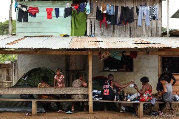 Migrantes haitianos buscan refugio temporal en el pueblo de Bajo Chiquito, provincia Darién en Panamá.