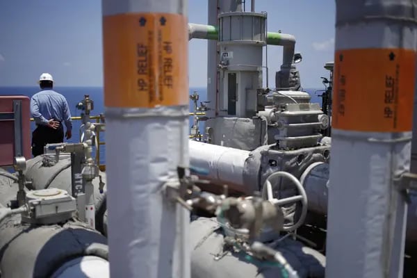 Un trabajador en alta mar se encuentra a bordo de la plataforma petrolera en aguas profundas Jack/St. Jack/St. Malo en el Golfo de México, frente a la costa de Luisiana, Estados Unidos, el viernes 18 de mayo de 2018.