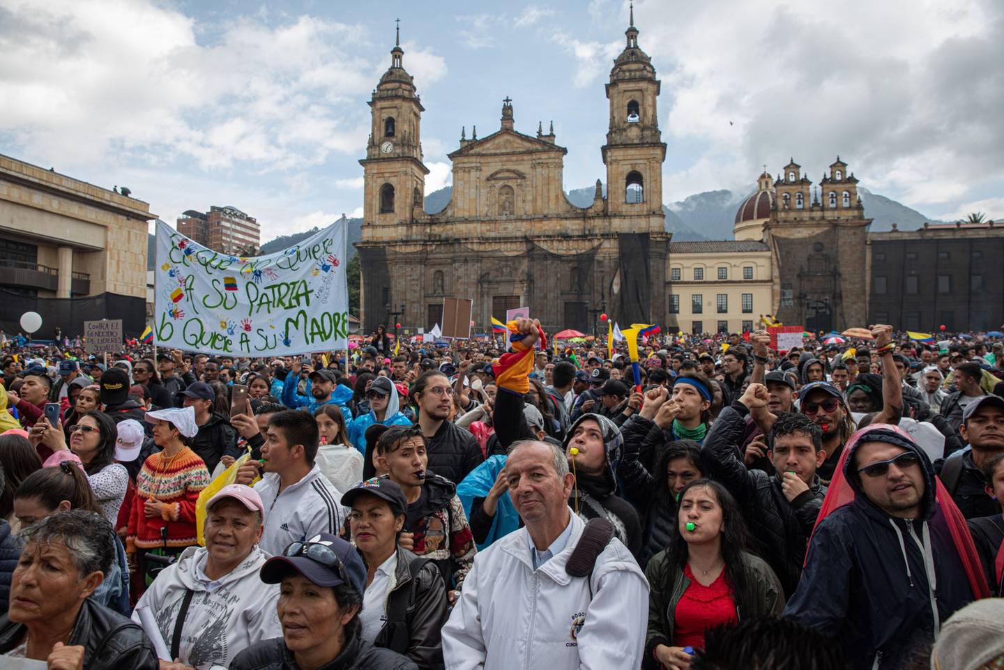 Los manifestantes se reúnen frente a la catedral Primada durante una huelga nacional en Bogotá, Colombia, el jueves 21 de noviembre de 2019.