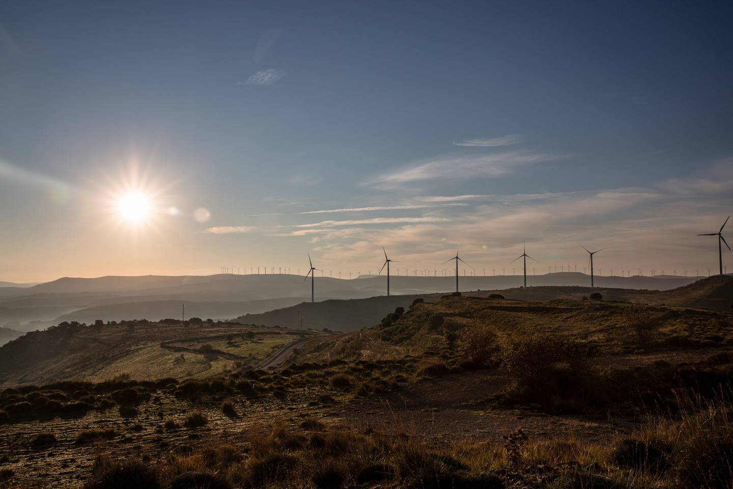 Las turbinas eólicas operan a lo largo de la cima de una colina en el parque eólico Energias Renovables Mediterraneas, S.A. (Renomar) Cabrillas en Portell de Morella, España, el martes 12 de octubre de 2021. Fotógrafo: Angel Garcia/Bloomberg