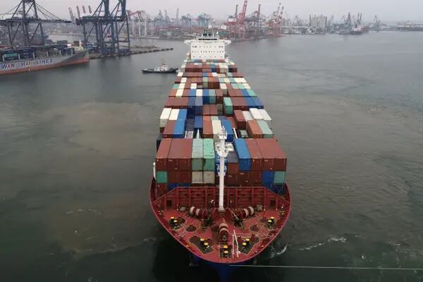 Vírus continua a causar interrupções nas cadeias de abastecimento globais, entupindo portos e atrasando navios