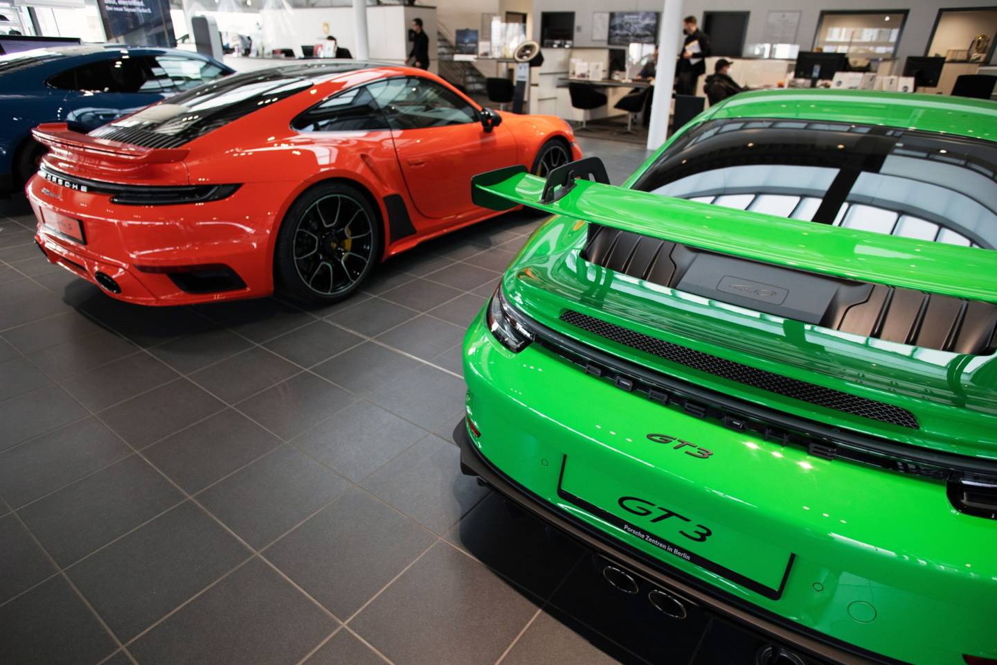 Un Porsche 911 turbo, a la izquierda, y un automóvil de lujo Porsche GT3 en la sala de exposiciones de Porsche SE en Berlín, Alemania, el martes 29 de marzo de 2022.