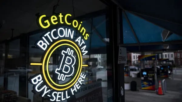 Bitcoin dispara e supera os US$ 45 mil pela primeira vez em quase dois anosdfd