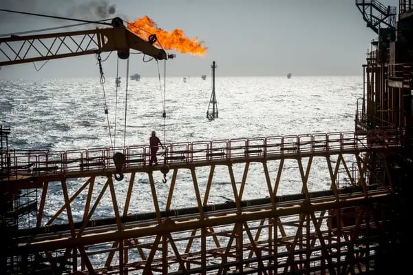 Una bengala de gas se quema desde una tubería a bordo de una plataforma petrolera en el Golfo Pérsico Salman Oil Field, operado por la National Iranian Offshore Oil Co., cerca de la isla de Lavan, Irán, el jueves 5 de enero de 2017.