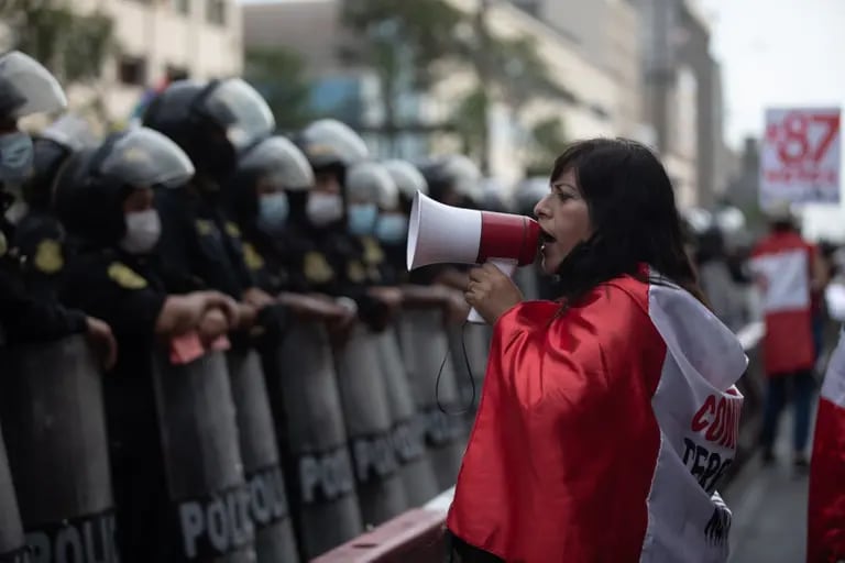 Una manifestante contra el presidente de Perú, Pedro Castillo, grita consignas frente al Palacio Legislativo en Lima.dfd