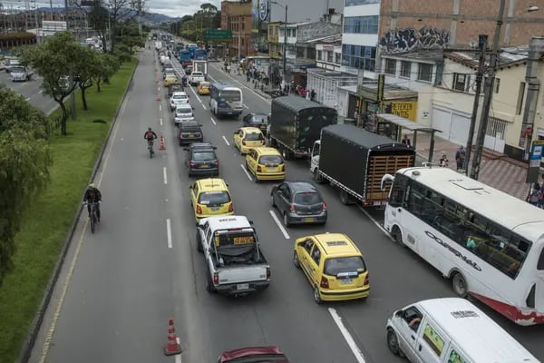 Ciclistas recorren una ruta temporal para bicicletas en la calle 68 en Bogotá, Colombia, el martes 2 de junio de 2020.