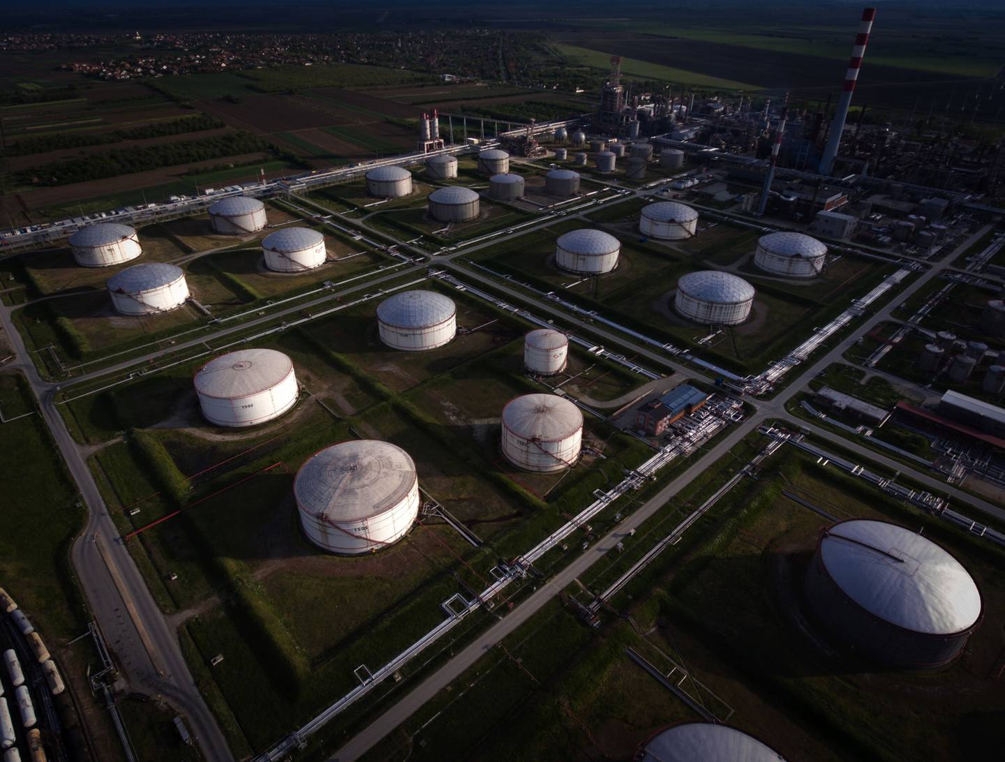 Silos de almacenamiento de petróleo en la refinería de petróleo y gas operada por Naftna Industrija Srbije AD (NIS), una unidad de Gazprom Neft PJSC, en esta fotografía aérea en Pancevo, Serbia, el martes 28 de abril de 2020.
